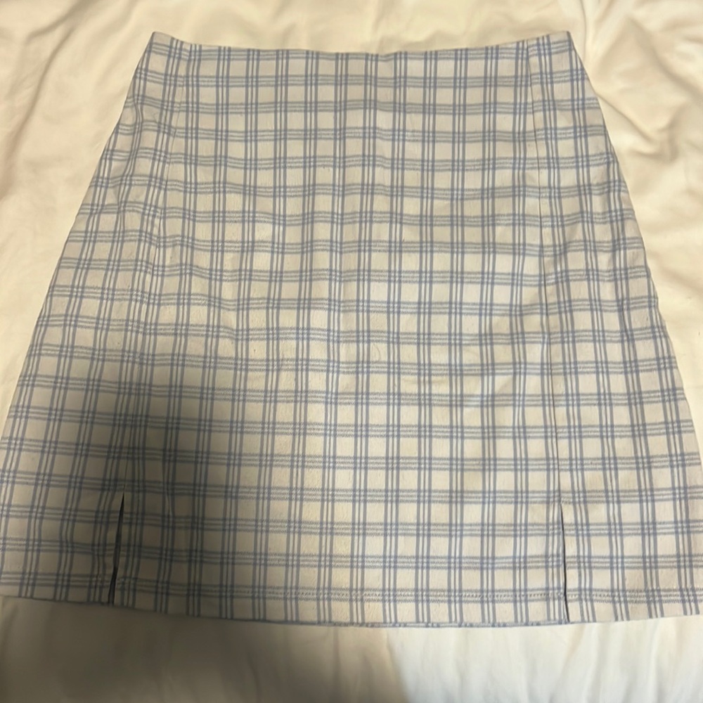 Plaid skirt with two small slits